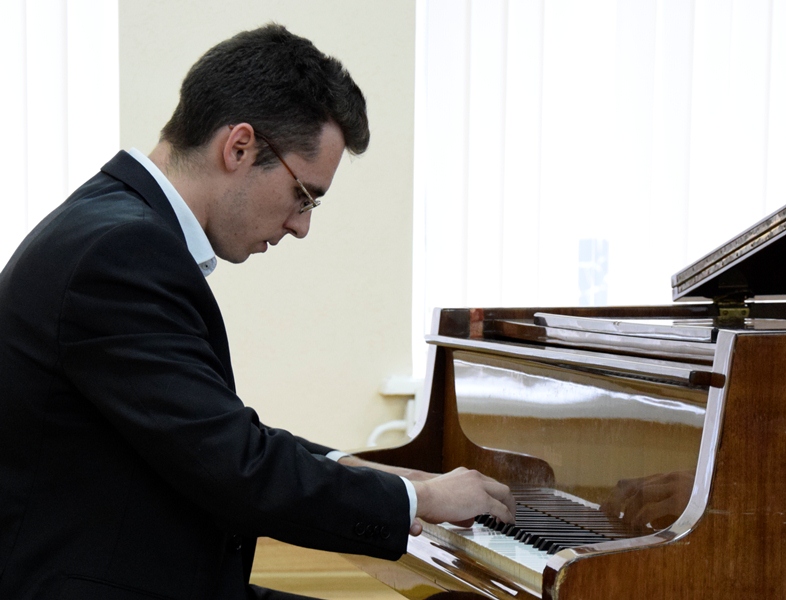 Василь Гончарук виконує Етюд-картину соль мінор С. Рахманінова.